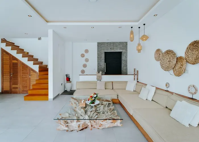 Rated 4br Just 5 Min To Finns Club Villa